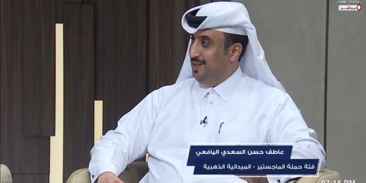 عاطف حسن السعدي اليافعي، الحاصل على الميدالية الذهبية (فئة حملة الماجستير)، يطلعنا على جانب من دراسته والقيمة العلمية المضافة من رسالته التي تناولت آليات مكافحة الاحتيال الإلكتروني.